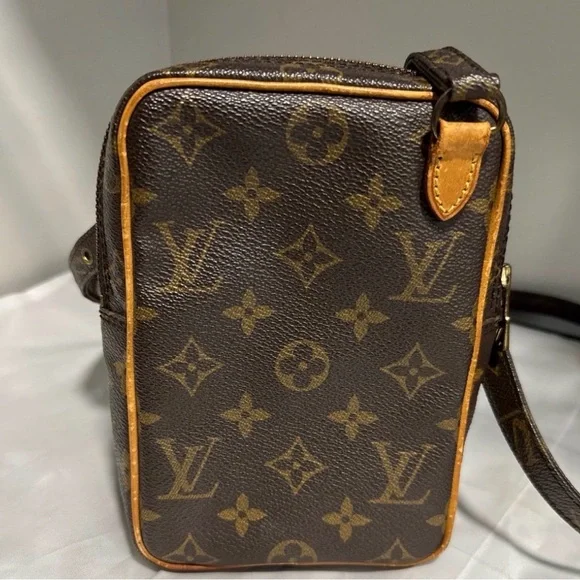 Louis Vuitton - Picture 2 of 5